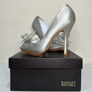 BNWT - Badgley Mischka Silver Satin Peep Toe Heels - 7.5M